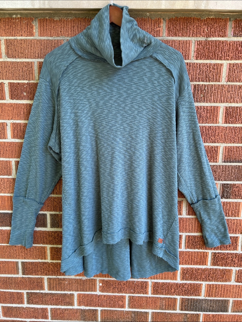 Women’s high/low raw hem Turtleneck Pullover Sweater